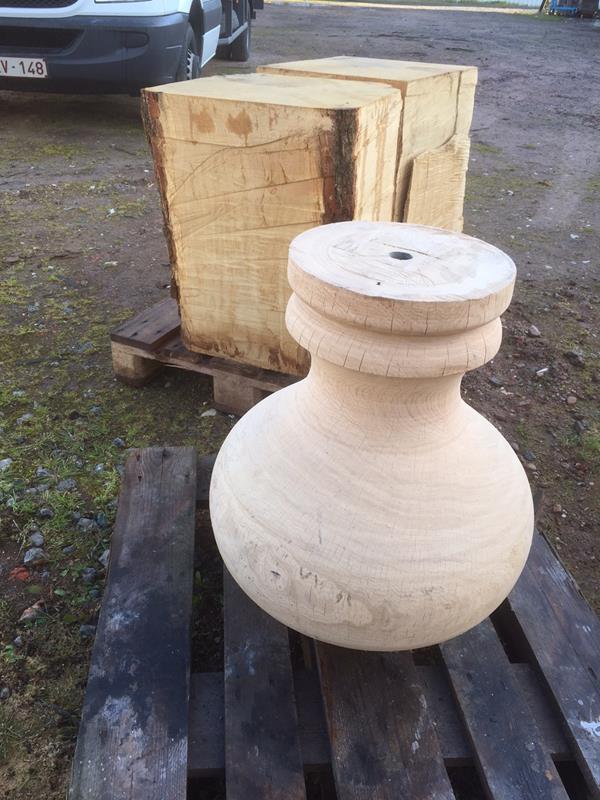 handgedraaide tafelpoot uit stam